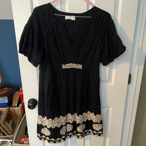 Cotton embroidered dress. Puffy sleeves. Flared bottom